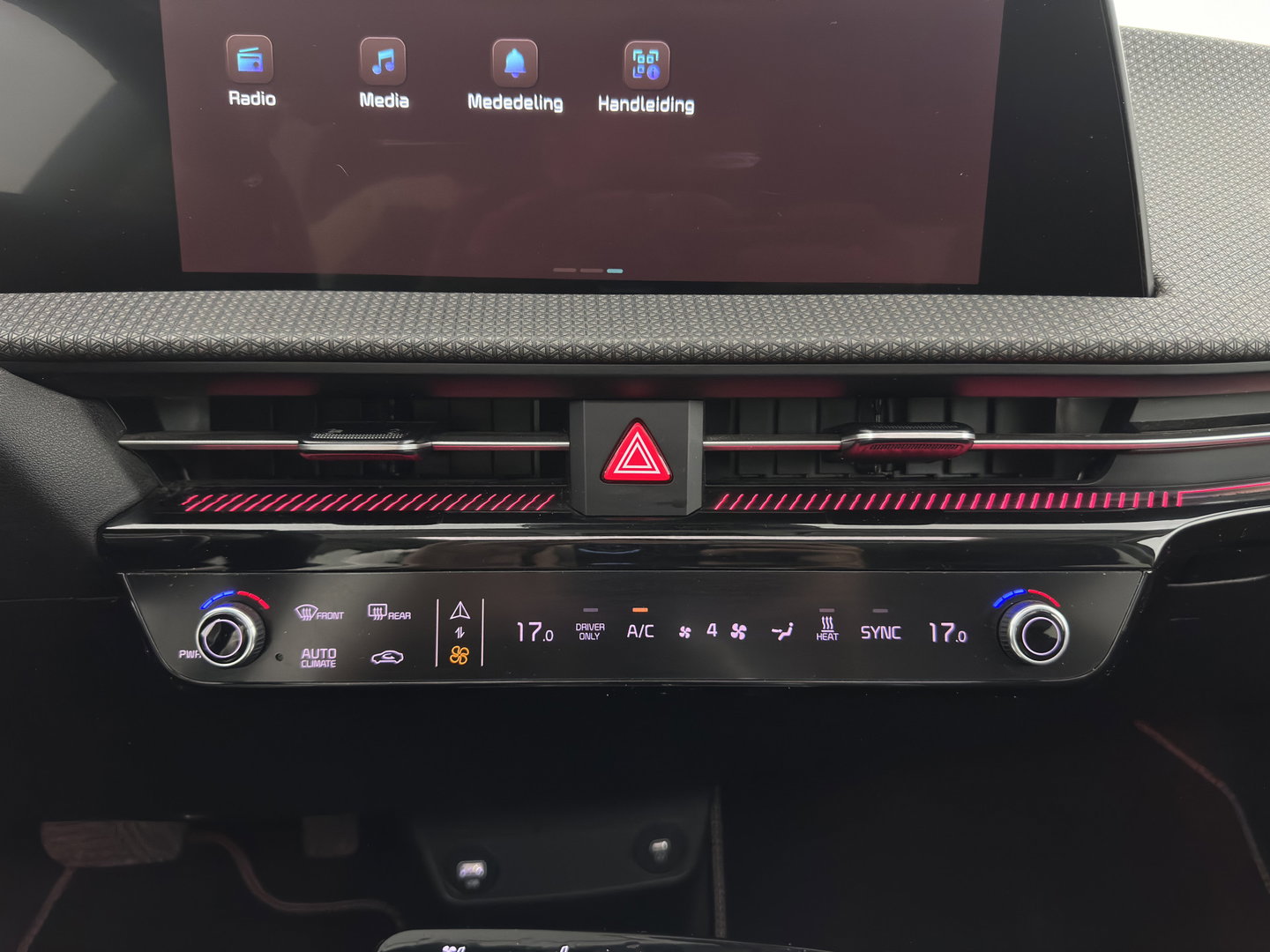 Kia Ev6 Plus Advanced 77.4 kWh [3-Fase-11kW] {SoH-93%} (INCL.BTW) Aut. *PANO | LEATHER | ADAPTIVE-CRUISE | DIGI-COCKPIT | MERIDIAN-AUDIO | MEMORY-PACK | FULL-LED | KEYLESS | CAMERA | DAB | BLIND-SPOT | NAVI-FULLMAP | PRIVACY-GLASS | AMBIENT-L