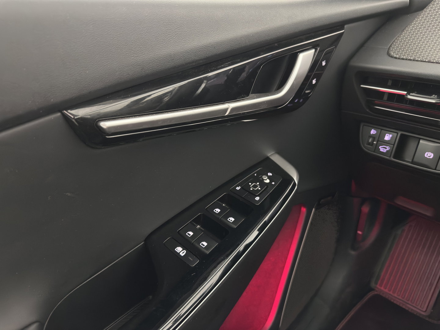 Kia Ev6 Plus Advanced 77.4 kWh [3-Fase-11kW] {SoH-93%} (INCL.BTW) Aut. *PANO | LEATHER | ADAPTIVE-CRUISE | DIGI-COCKPIT | MERIDIAN-AUDIO | MEMORY-PACK | FULL-LED | KEYLESS | CAMERA | DAB | BLIND-SPOT | NAVI-FULLMAP | PRIVACY-GLASS | AMBIENT-L