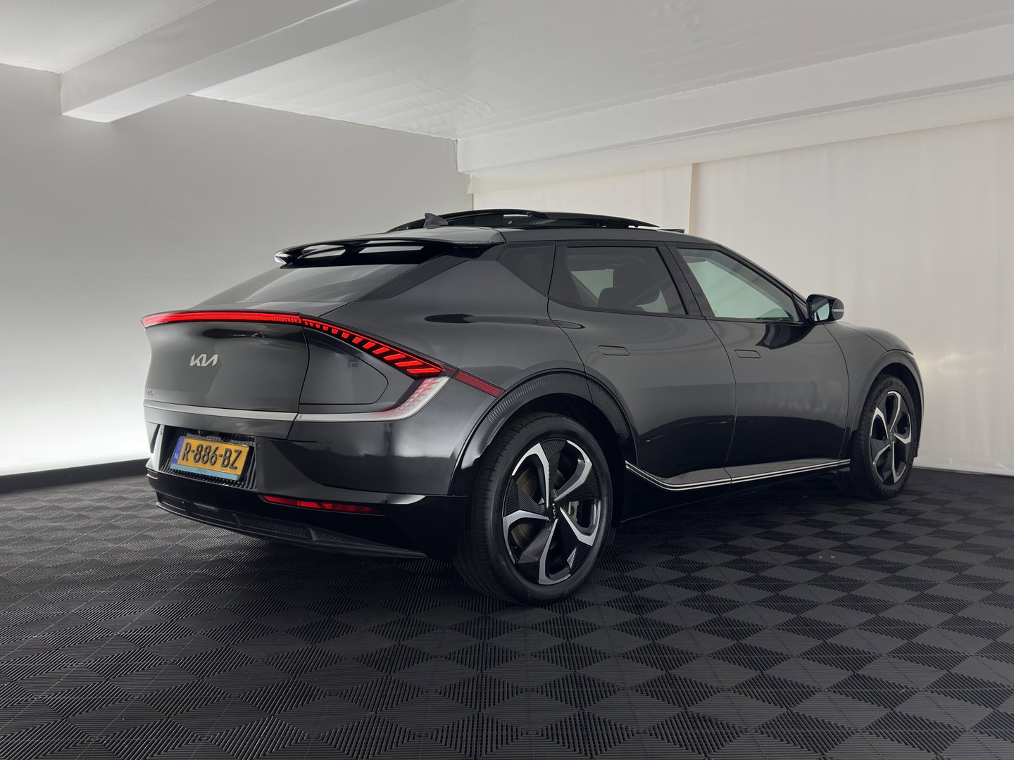 Kia Ev6 Plus Advanced 77.4 kWh [3-Fase-11kW] {SoH-93%} (INCL.BTW) Aut. *PANO | LEATHER | ADAPTIVE-CRUISE | DIGI-COCKPIT | MERIDIAN-AUDIO | MEMORY-PACK | FULL-LED | KEYLESS | CAMERA | DAB | BLIND-SPOT | NAVI-FULLMAP | PRIVACY-GLASS | AMBIENT-L