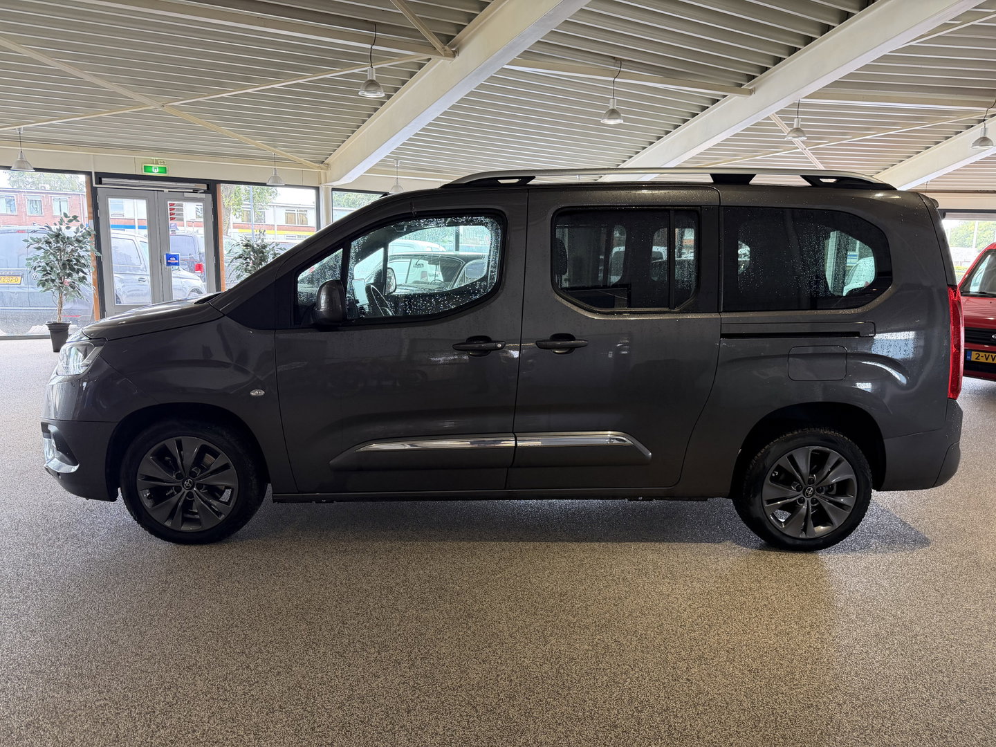Toyota ProAce CITY Verso 1.2 Turbo 130pk Active Long 7 persoons / rolstoel lift / vaste prijs rijklaar € 24.950 marge / lease vanaf € / automaat / camera / grijs metallic / dubbele schuifdeur / euro 6