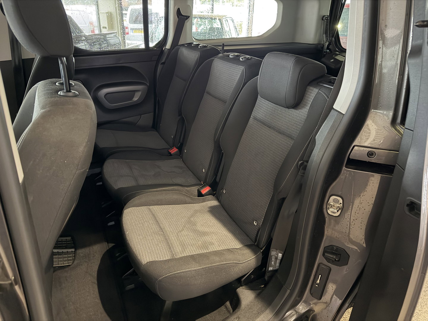 Toyota ProAce CITY Verso 1.2 Turbo 130pk Active Long 7 persoons / rolstoel lift / vaste prijs rijklaar € 24.950 marge / lease vanaf € 407 / automaat / camera / grijs metallic / dubbele schuifdeur / euro 6