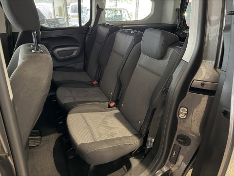 Toyota ProAce CITY Verso 1.2 Turbo 130pk Active Long 7 persoons / rolstoel lift / vaste prijs rijklaar € 24.950 marge / lease vanaf € / automaat / camera / grijs metallic / dubbele schuifdeur / euro 6
