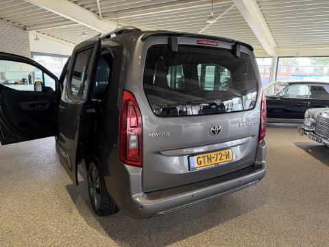 Toyota ProAce CITY Verso 1.2 Turbo 130pk Active Long 7 persoons / rolstoel lift / vaste prijs rijklaar € 24.950 marge / lease vanaf € / automaat / camera / grijs metallic / dubbele schuifdeur / euro 6