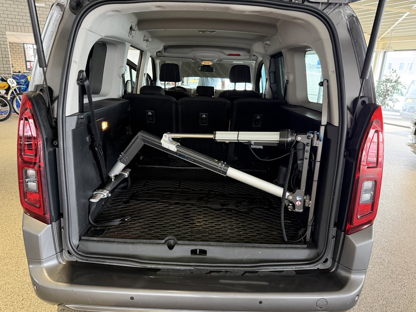 Toyota ProAce CITY Verso 1.2 Turbo 130pk Active Long 7 persoons / rolstoel lift / vaste prijs rijklaar € 24.950 marge / lease vanaf € / automaat / camera / grijs metallic / dubbele schuifdeur / euro 6