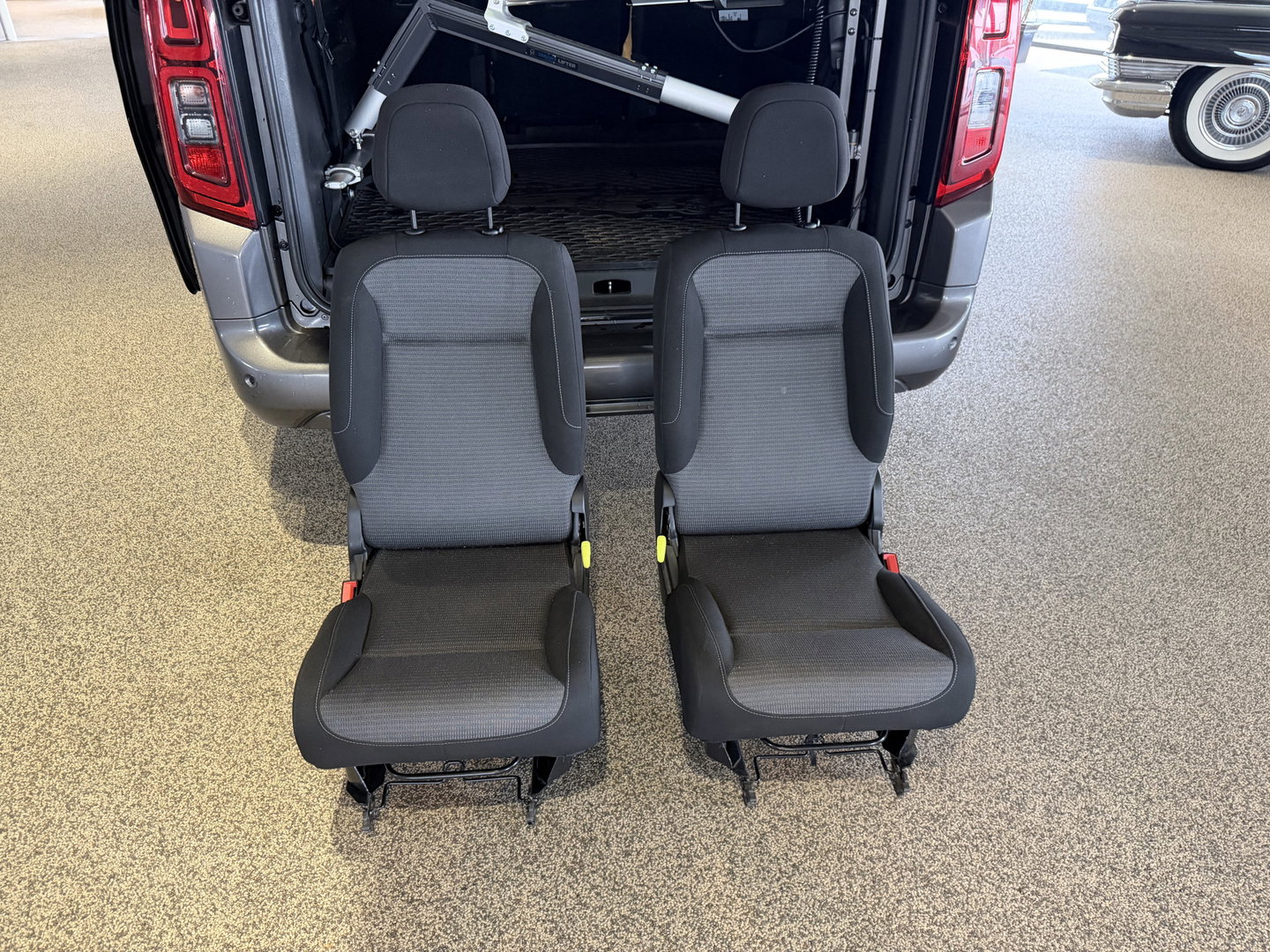 Toyota ProAce CITY Verso 1.2 Turbo 130pk Active Long 7 persoons / rolstoel lift / vaste prijs rijklaar € 24.950 marge / lease vanaf € 407 / automaat / camera / grijs metallic / dubbele schuifdeur / euro 6