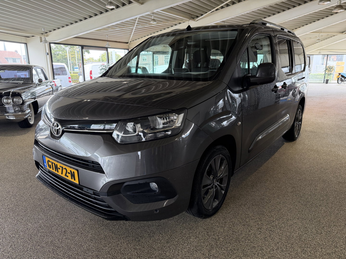 Toyota ProAce CITY Verso 1.2 Turbo 130pk Active Long 7 persoons / rolstoel lift / vaste prijs rijklaar € 24.950 marge / lease vanaf € / automaat / camera / grijs metallic / dubbele schuifdeur / euro 6