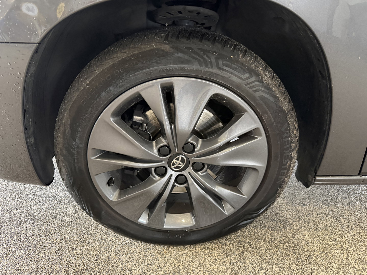 Toyota ProAce CITY Verso 1.2 Turbo 130pk Active Long 7 persoons / rolstoel lift / vaste prijs rijklaar € 24.950 marge / lease vanaf € / automaat / camera / grijs metallic / dubbele schuifdeur / euro 6
