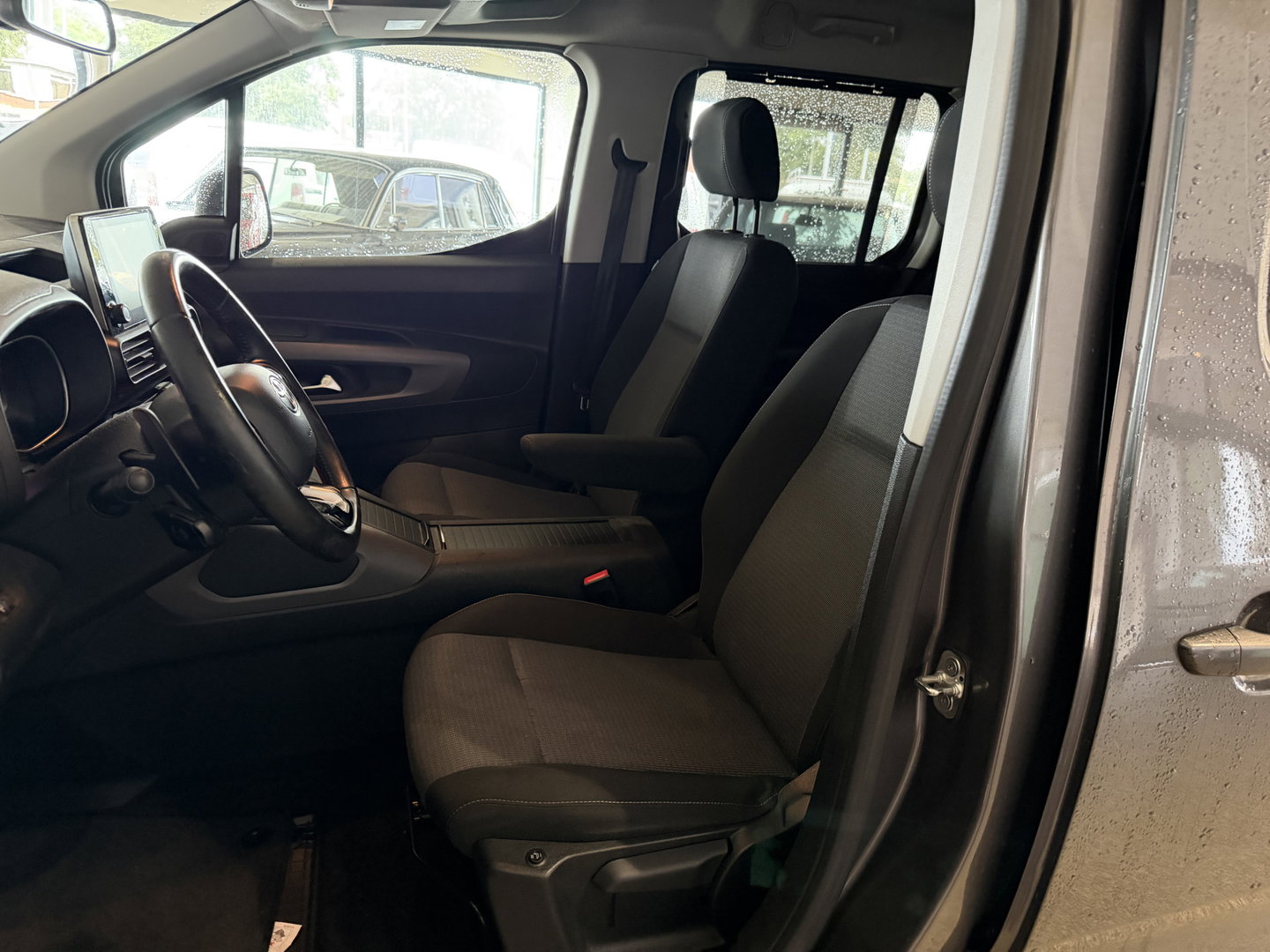 Toyota ProAce CITY Verso 1.2 Turbo 130pk Active Long 7 persoons / rolstoel lift / vaste prijs rijklaar € 24.950 marge / lease vanaf € / automaat / camera / grijs metallic / dubbele schuifdeur / euro 6