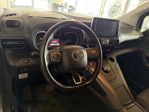 Toyota ProAce CITY Verso 1.2 Turbo 130pk Active Long 7 persoons / rolstoel lift / vaste prijs rijklaar € 24.950 marge / lease vanaf € / automaat / camera / grijs metallic / dubbele schuifdeur / euro 6