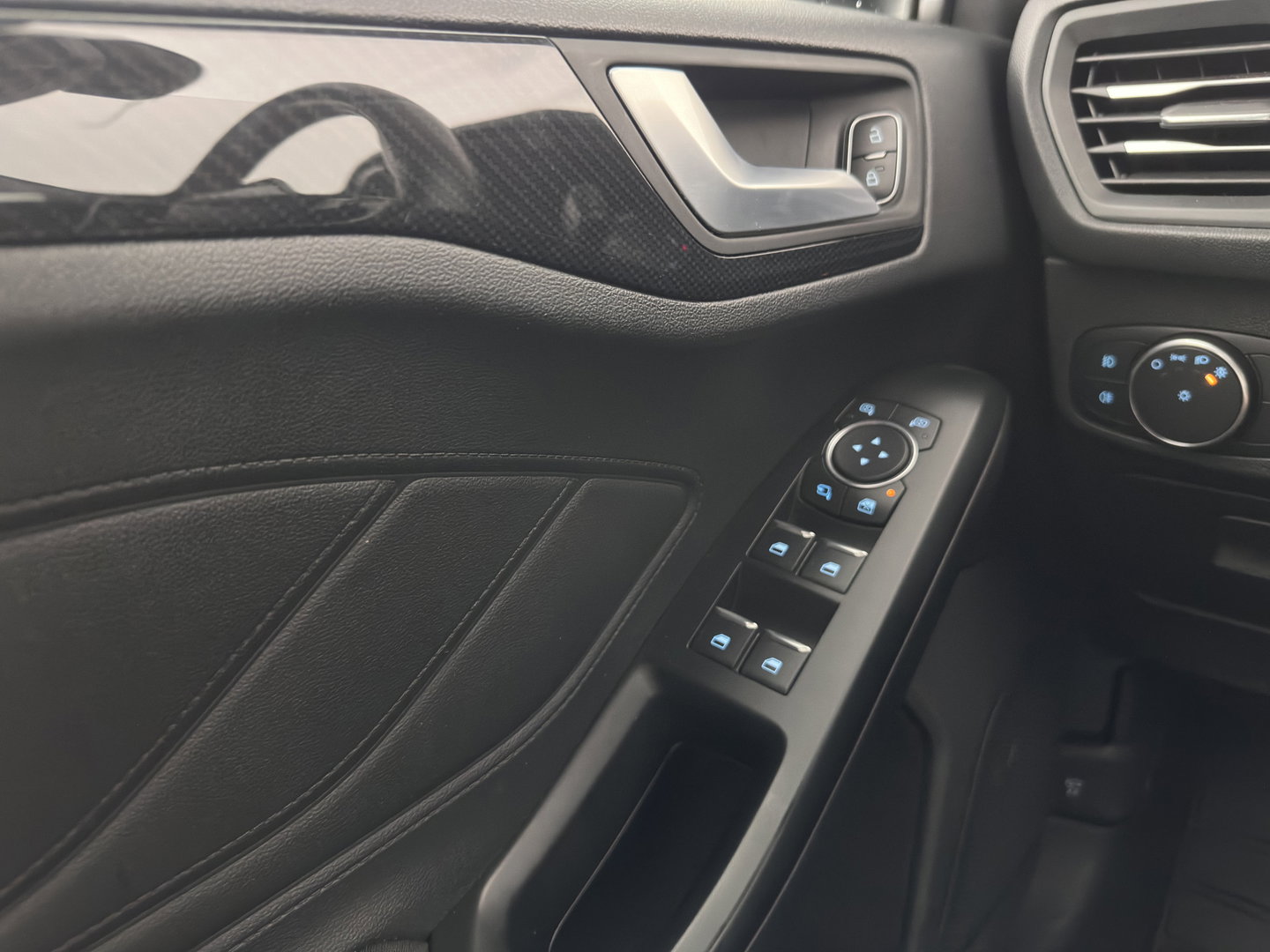 Ford FOCUS Wagon 1.5 EcoBlue ST Line Business *FULL-LED | SPORT-SEATS | NAVI-FULLMAP | KEYLESS | PRIVACY-GLASS | ECC | PDC | CRUISE | 18''ALU*