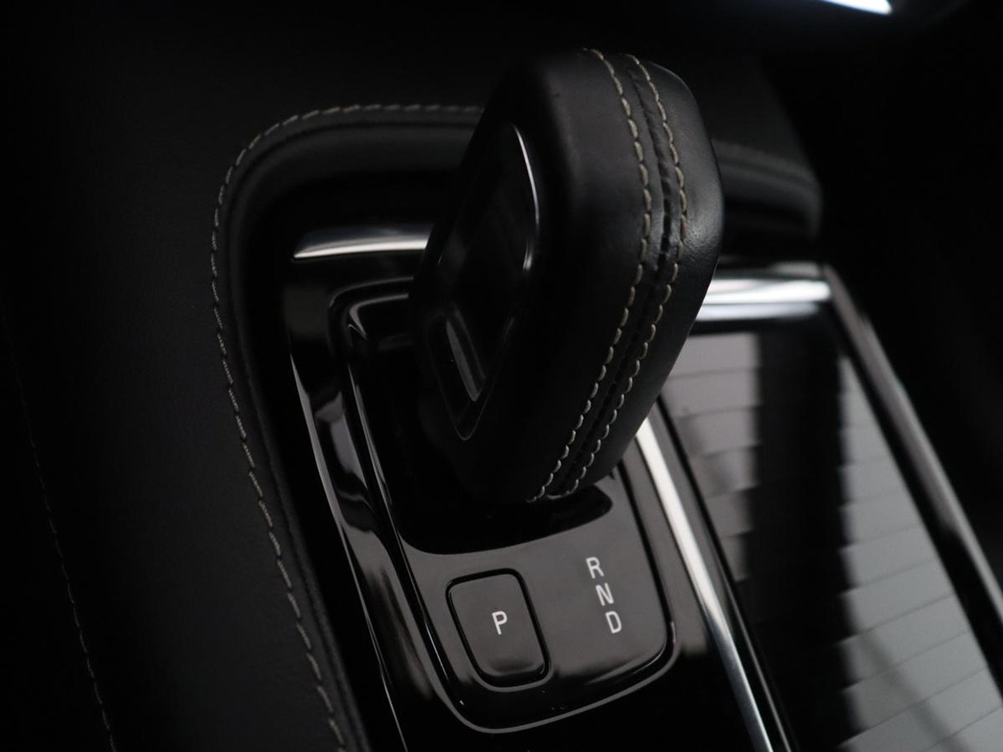 Volvo S60 2.0 Recharge T8 AWD R-Design SOH 95,6% | 360 Camera | Navigatie | Apple Carplay | Stoelverwarming