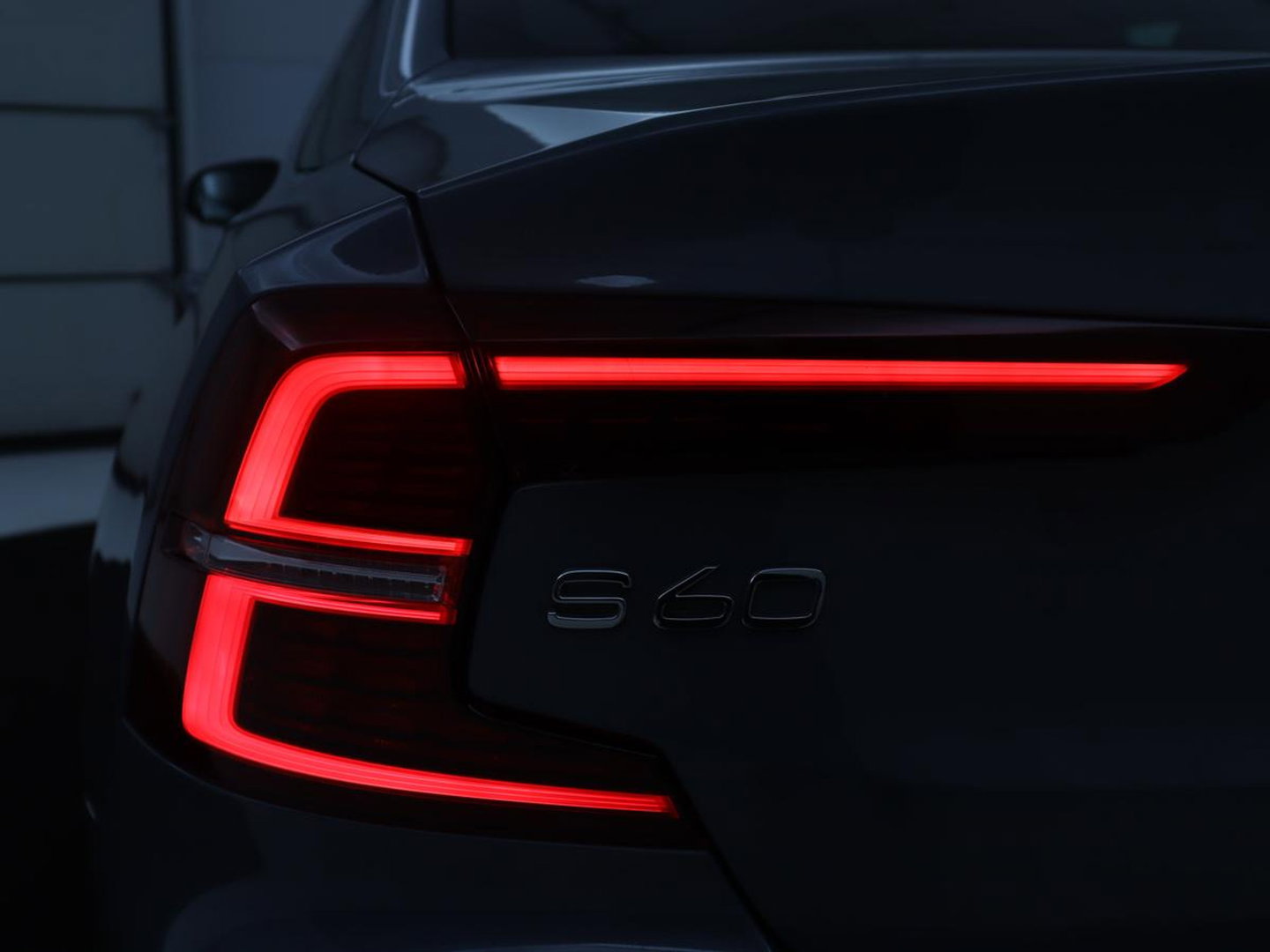 Volvo S60 2.0 Recharge T8 AWD R-Design SOH 95,6% | 360 Camera | Navigatie | Apple Carplay | Stoelverwarming