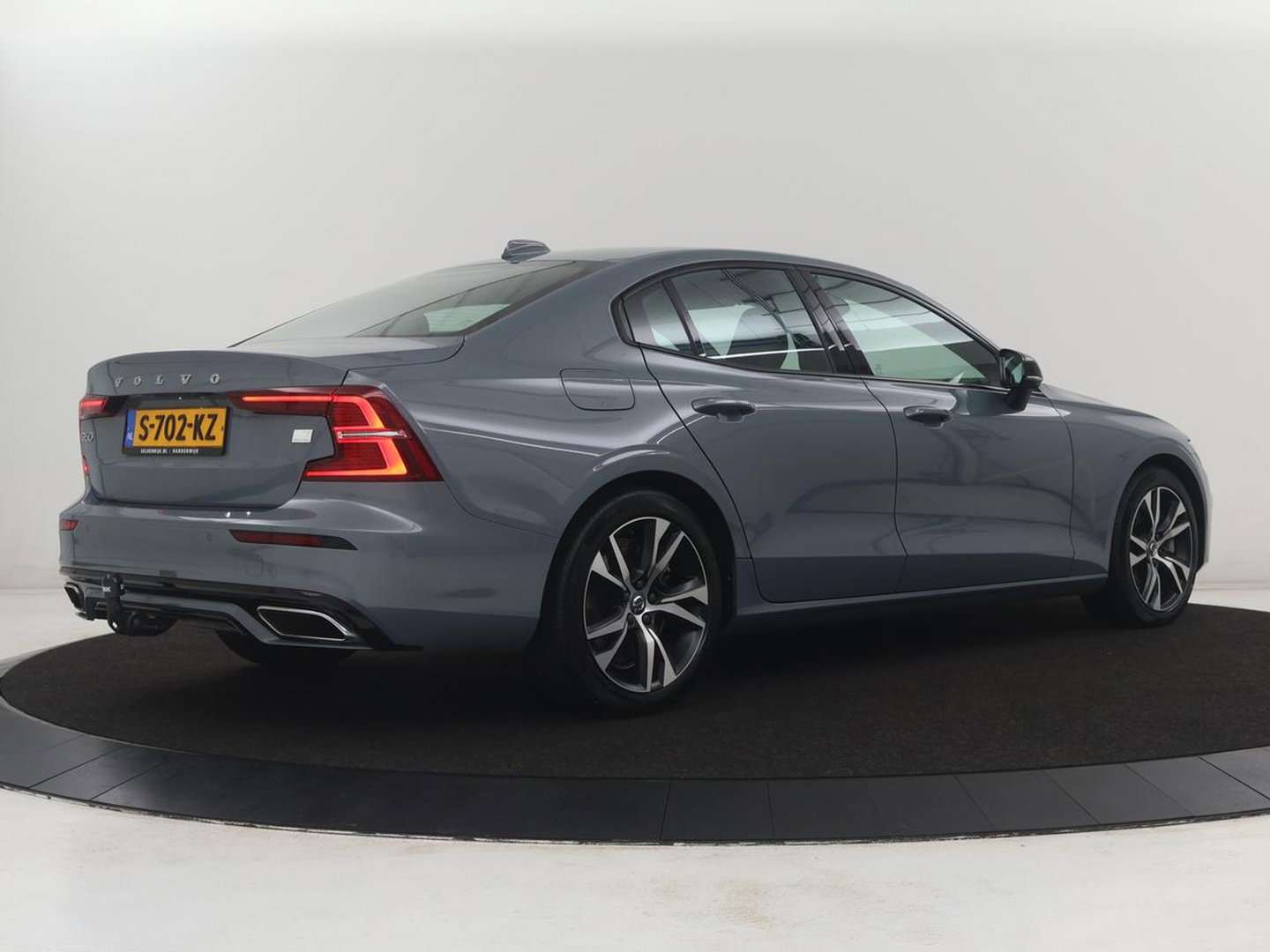 Volvo S60 2.0 Recharge T8 AWD R-Design SOH 95,6% | 360 Camera | Navigatie | Apple Carplay | Stoelverwarming