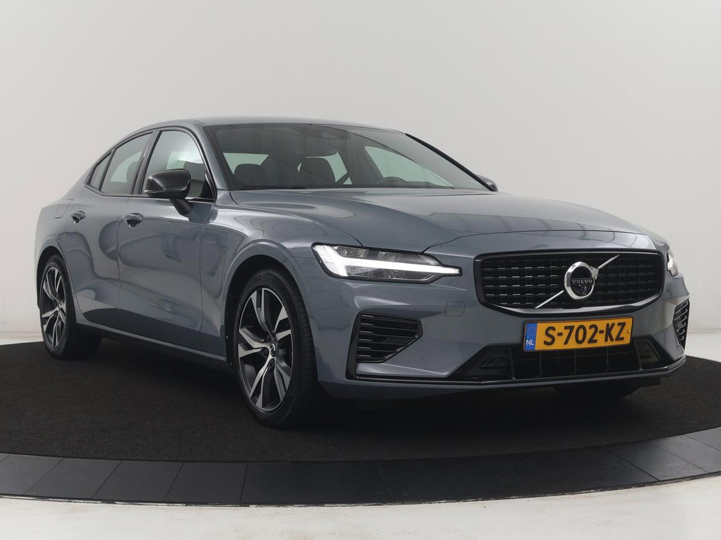 Volvo S60 2.0 Recharge T8 AWD R-Design SOH 95,6% | 360 Camera | Navigatie | Apple Carplay | Stoelverwarming
