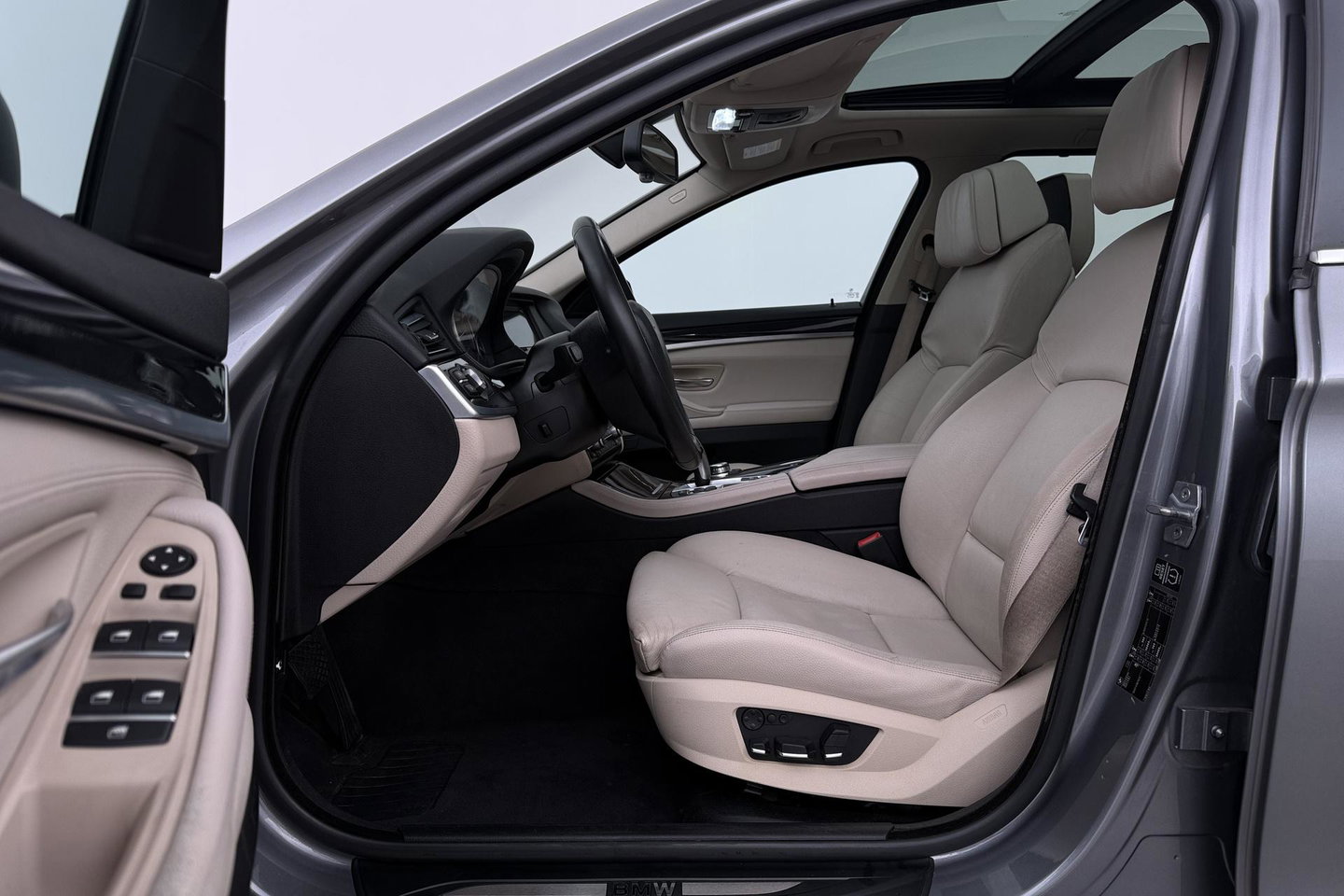 BMW 5 Serie Touring 530i Upgrade Edition | Panoramadak | Leder | Navigatie | Comfortstoelen+Memory | Stoelverwarming | Xenon | Getint Glas
