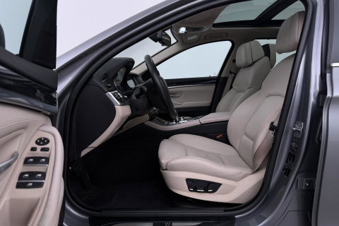 BMW 5 Serie Touring 530i Upgrade Edition | Panoramadak | Leder | Navigatie | Comfortstoelen+Memory | Stoelverwarming | Xenon | Getint Glas