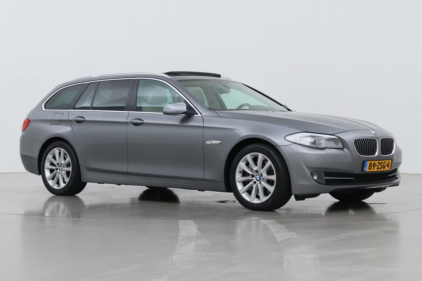 BMW 5 Serie Touring 530i Upgrade Edition | Panoramadak | Leder | Navigatie | Comfortstoelen+Memory | Stoelverwarming | Xenon | Getint Glas