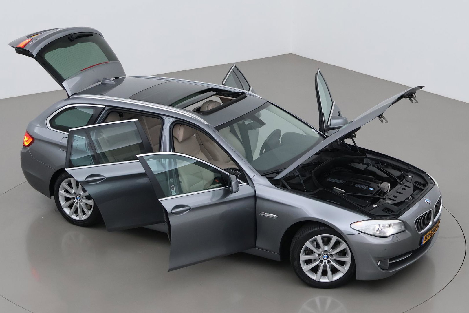 BMW 5 Serie Touring 530i Upgrade Edition | Panoramadak | Leder | Navigatie | Comfortstoelen+Memory | Stoelverwarming | Xenon | Getint Glas