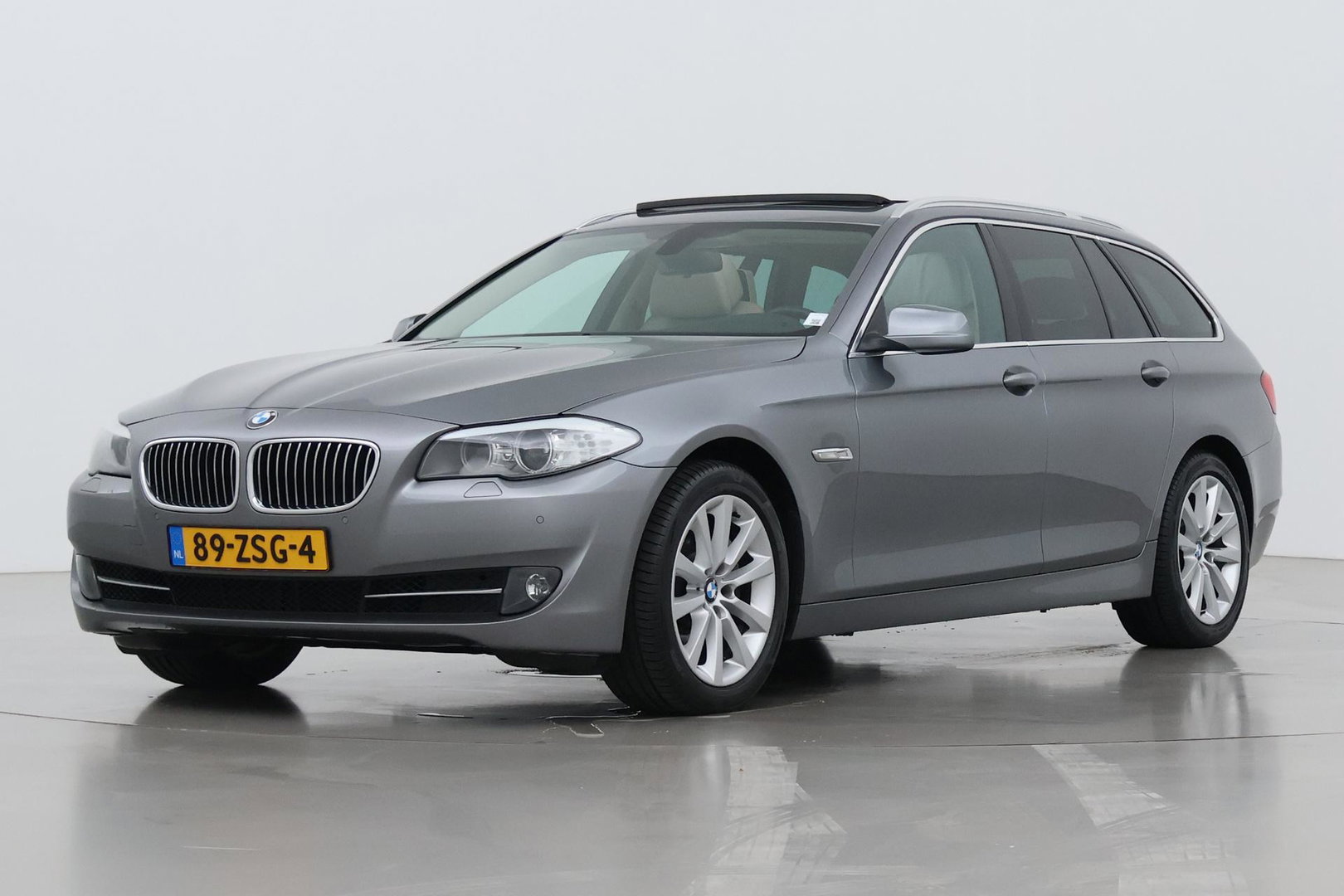BMW 5 Serie Touring 530i Upgrade Edition | Panoramadak | Leder | Navigatie | Comfortstoelen+Memory | Stoelverwarming | Xenon | Getint Glas