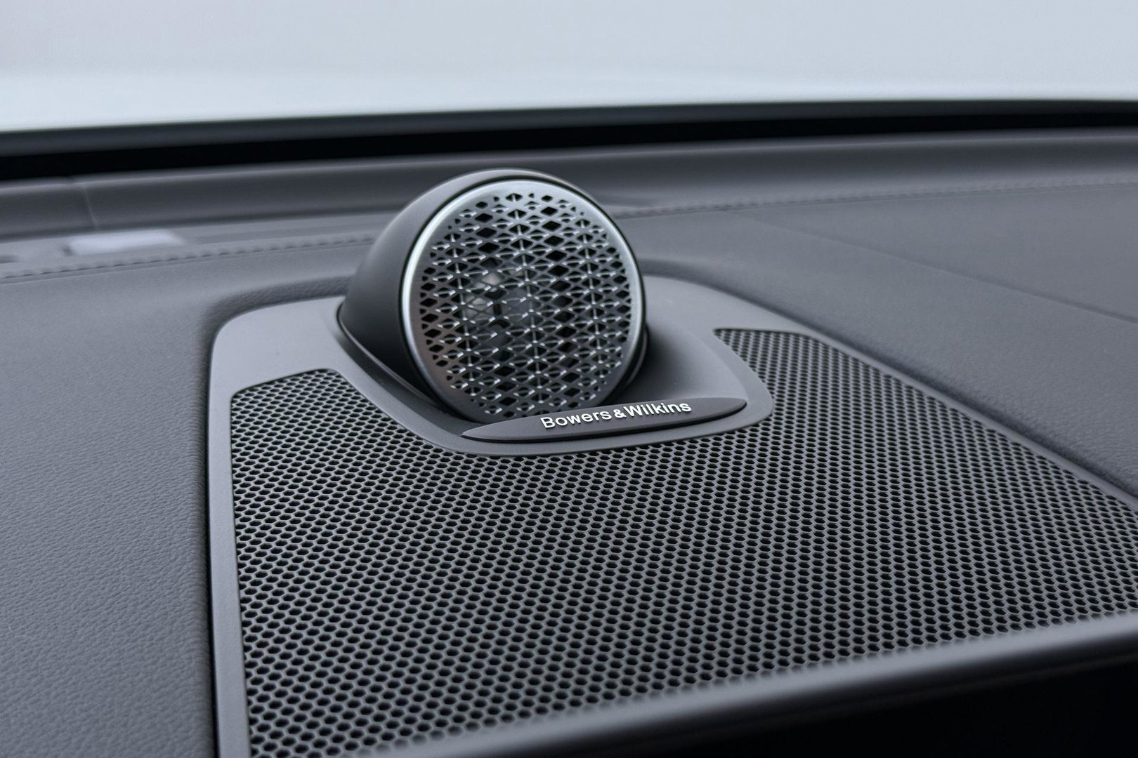 Volvo XC60 T6 Ultra Black Edition | 22 Inch | Bowers&Wilkins | Luchtvering | Trekhaak | 360° Camera | Stoelventilatie