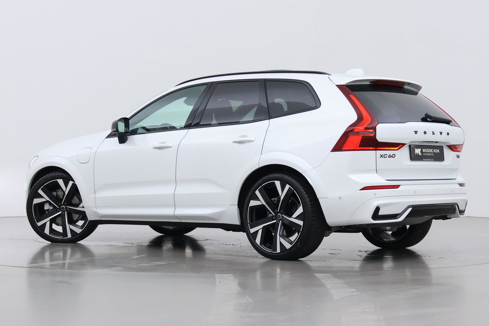 Volvo XC60 T6 Ultra Black Edition | 22 Inch | Bowers&Wilkins | Luchtvering | Trekhaak | 360° Camera | Stoelventilatie