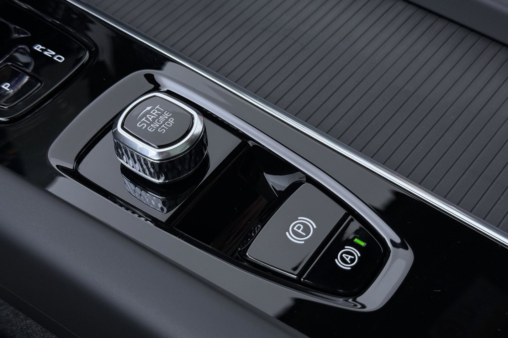 Volvo XC60 T6 Ultra Black Edition | 22 Inch | Bowers&Wilkins | Luchtvering | Trekhaak | 360° Camera | Stoelventilatie