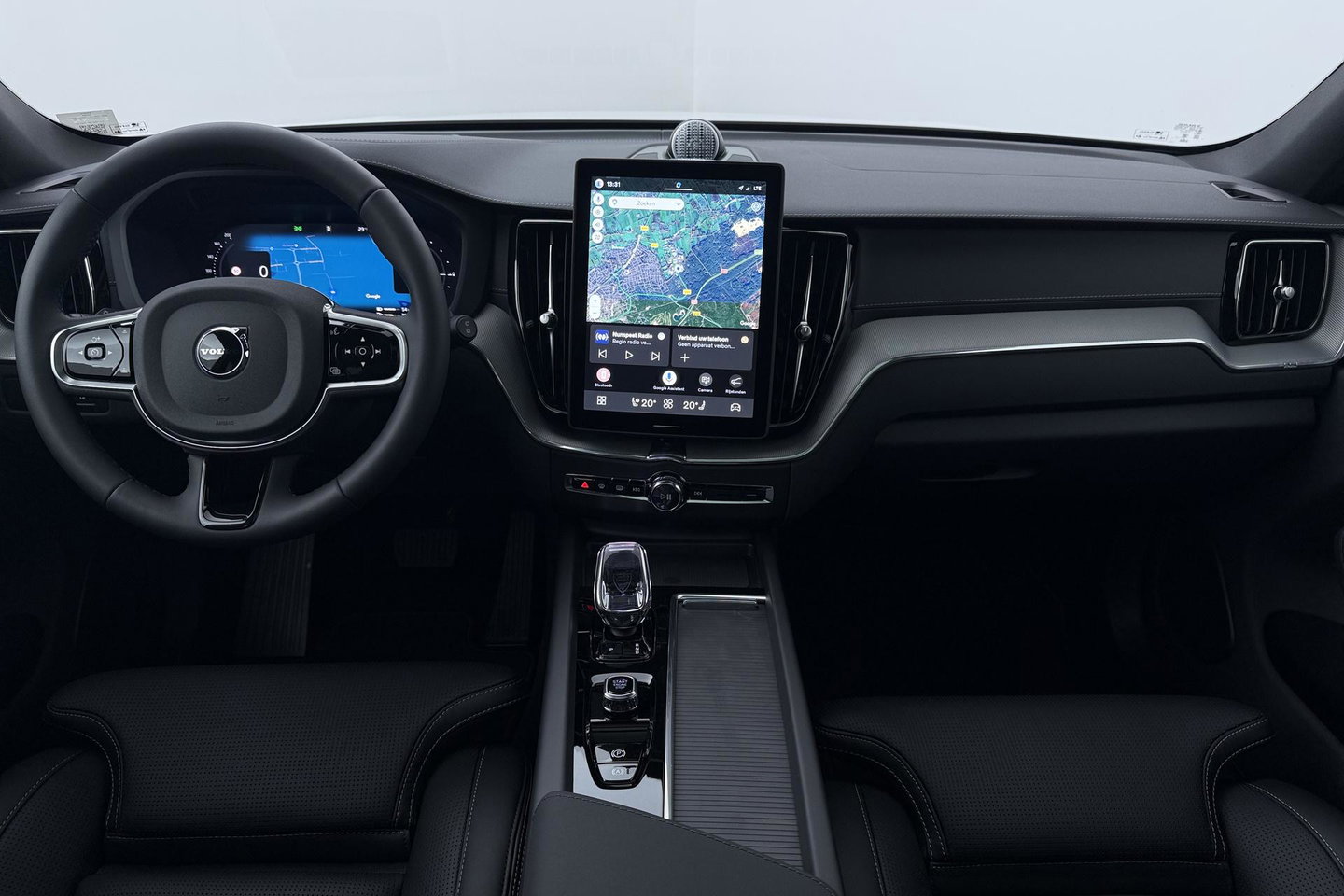 Volvo XC60 T6 Ultra Black Edition | 22 Inch | Bowers&Wilkins | Luchtvering | Trekhaak | 360° Camera | Stoelventilatie