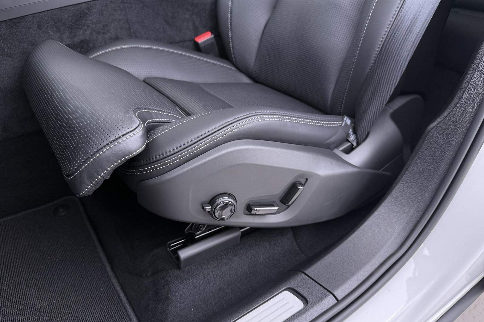 Volvo XC60 T6 Ultra Black Edition | 22 Inch | Bowers&Wilkins | Luchtvering | Trekhaak | 360° Camera | Stoelventilatie