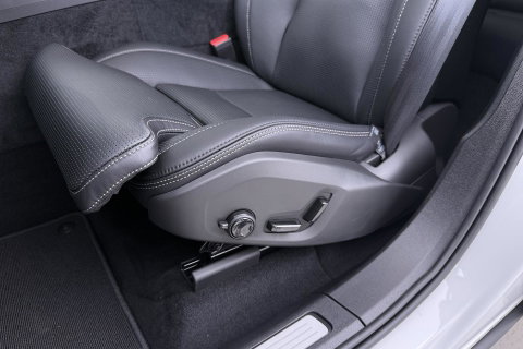 Volvo XC60 T6 Ultra Black Edition | 22 Inch | Bowers&Wilkins | Luchtvering | Trekhaak | 360° Camera | Stoelventilatie