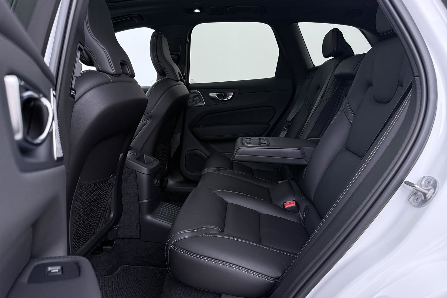Volvo XC60 T6 Ultra Black Edition | 22 Inch | Bowers&Wilkins | Luchtvering | Trekhaak | 360° Camera | Stoelventilatie
