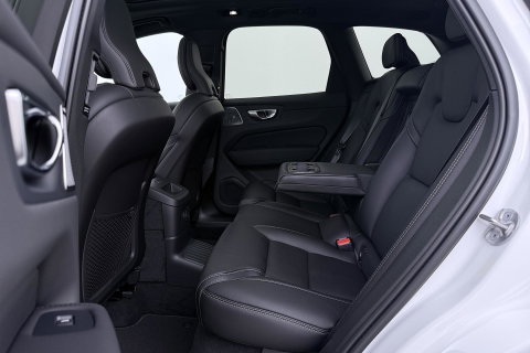 Volvo XC60 T6 Ultra Black Edition | 22 Inch | Bowers&Wilkins | Luchtvering | Trekhaak | 360° Camera | Stoelventilatie
