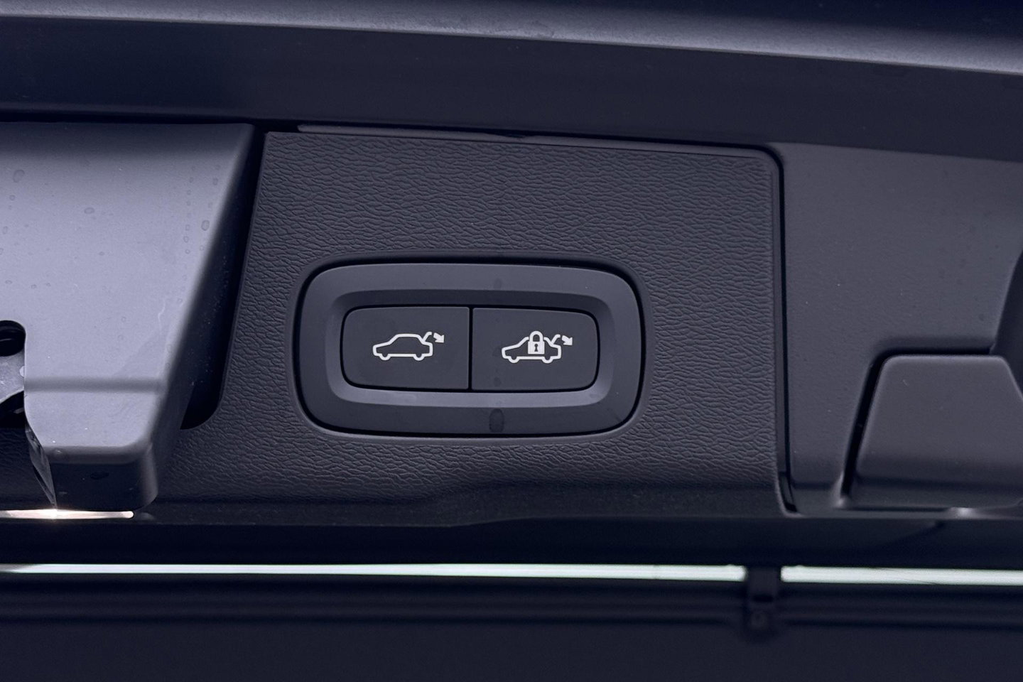 Volvo XC60 T6 Ultra Black Edition | 22 Inch | Bowers&Wilkins | Luchtvering | Trekhaak | 360° Camera | Stoelventilatie