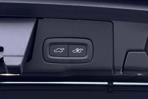 Volvo XC60 T6 Ultra Black Edition | 22 Inch | Bowers&Wilkins | Luchtvering | Trekhaak | 360° Camera | Stoelventilatie
