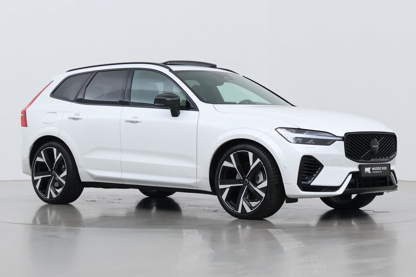 Volvo XC60 T6 Ultra Black Edition | 22 Inch | Bowers&Wilkins | Luchtvering | Trekhaak | 360° Camera | Stoelventilatie