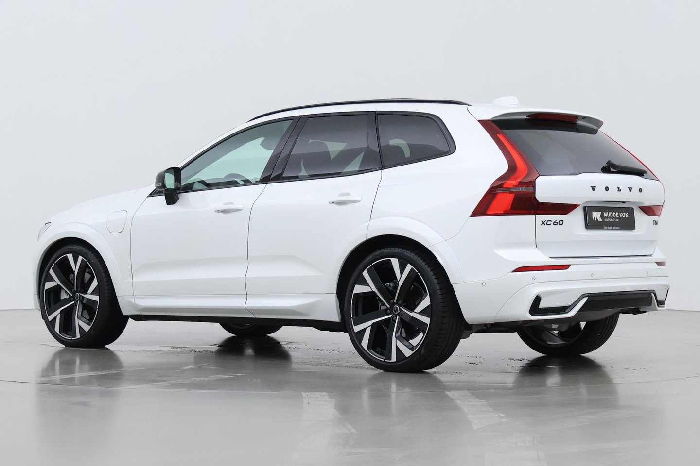 Volvo XC60 T6 Ultra Black Edition | 22 Inch | Bowers&Wilkins | Luchtvering | Trekhaak | 360° Camera | Stoelventilatie