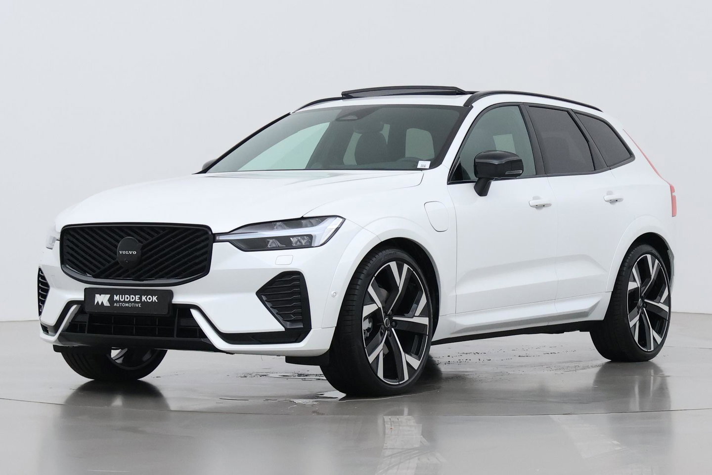 Volvo XC60 T6 Ultra Black Edition | 22 Inch | Bowers&Wilkins | Luchtvering | Trekhaak | 360° Camera | Stoelventilatie