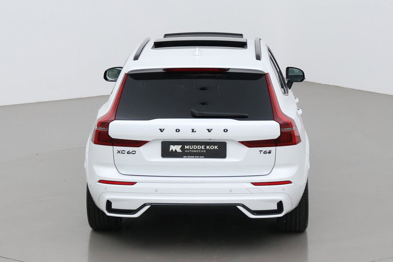 Volvo XC60 T6 Ultra Black Edition | 22 Inch | Bowers&Wilkins | Luchtvering | Trekhaak | 360° Camera | Stoelventilatie