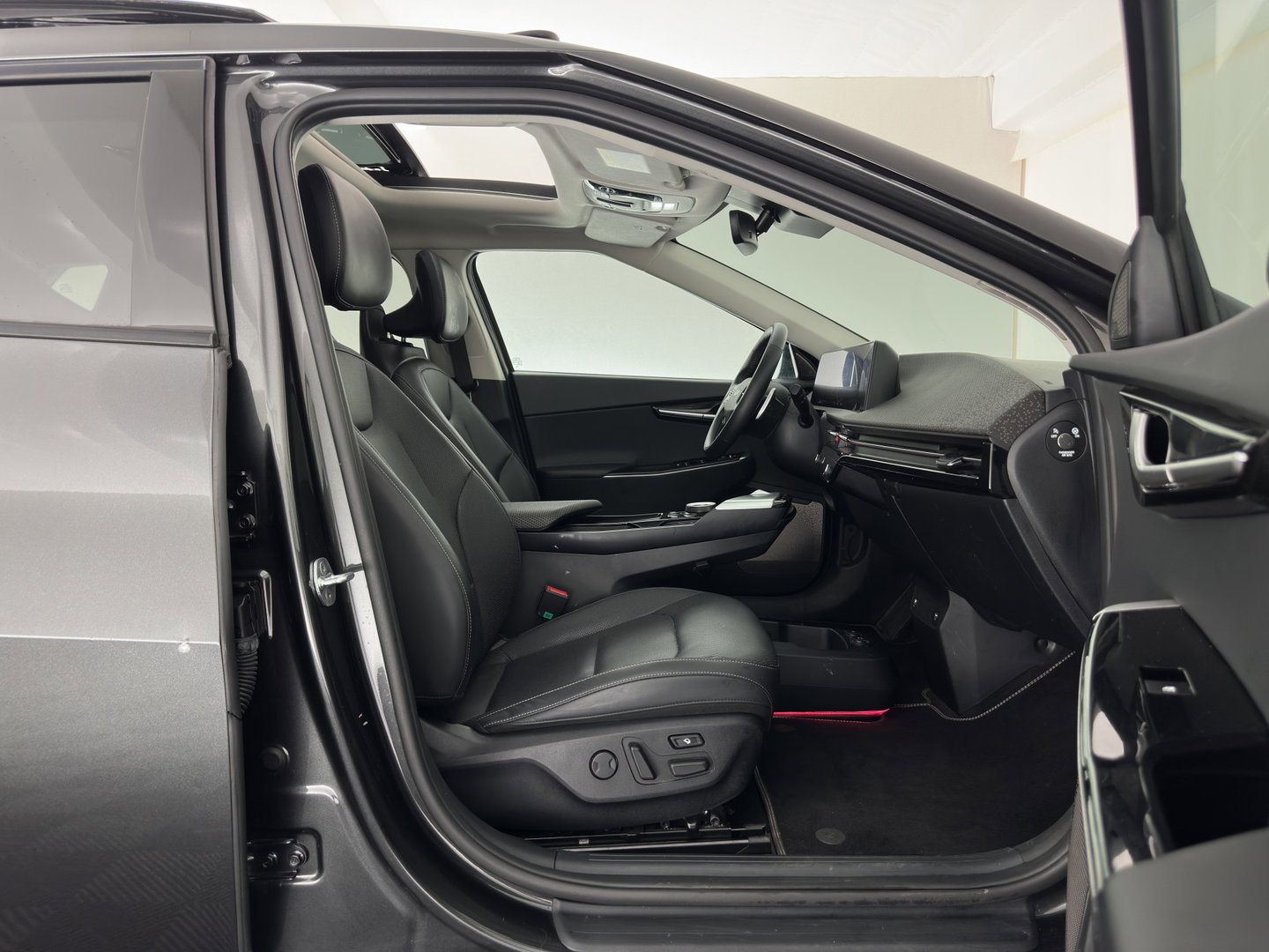 Kia Ev6 Plus Advanced 77.4 kWh [3-Fase-11kW] {SoH-93%} (INCL.BTW) Aut. *PANO | LEATHER | ADAPTIVE-CRUISE | DIGI-COCKPIT | MERIDIAN-AUDIO | MEMORY-PACK | FULL-LED | KEYLESS | CAMERA | DAB | BLIND-SPOT | NAVI-FULLMAP | PRIVACY-GLASS | AMBIENT-L