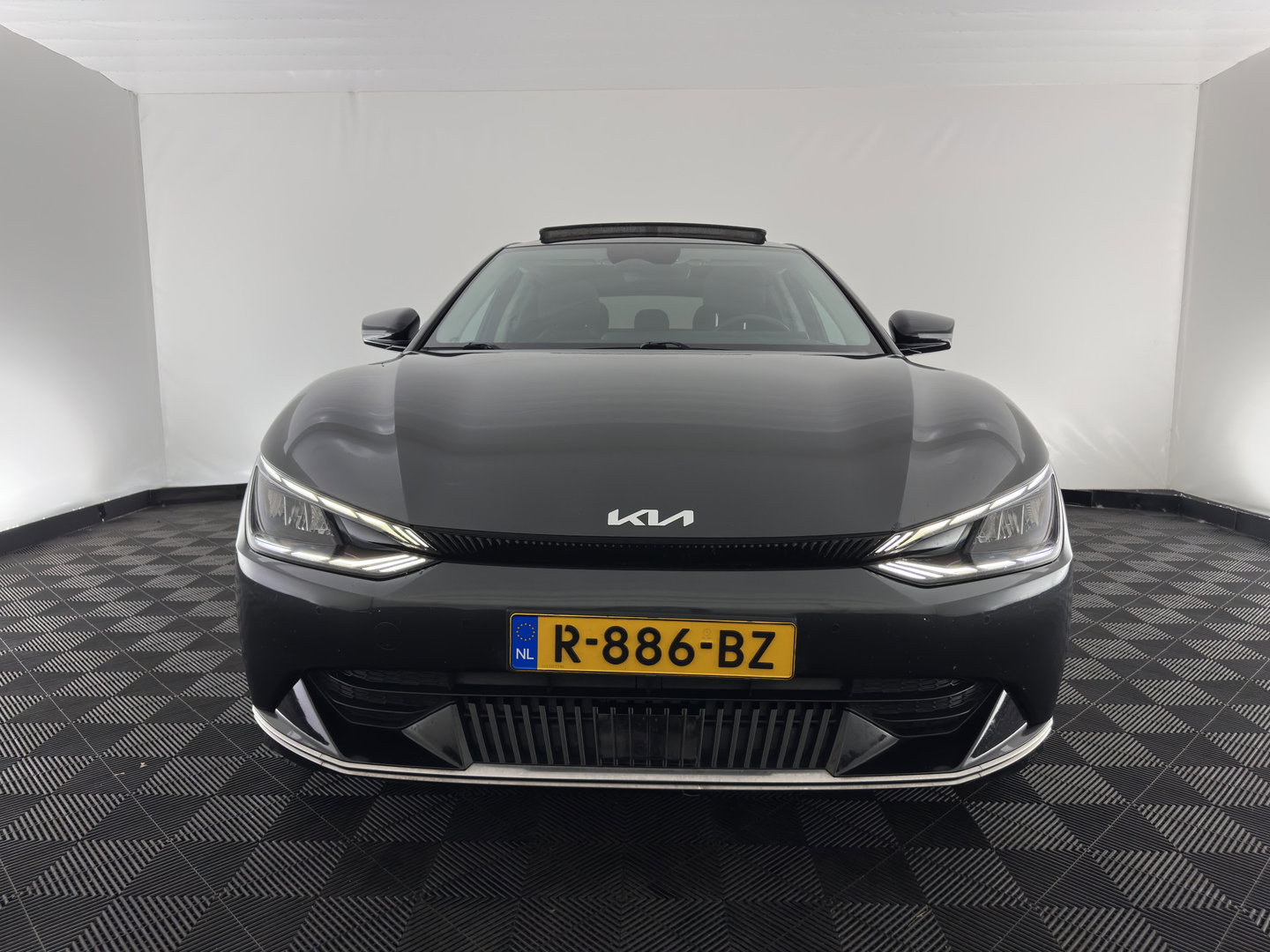 Kia Ev6 Plus Advanced 77.4 kWh [3-Fase-11kW] {SoH-93%} (INCL.BTW) Aut. *PANO | LEATHER | ADAPTIVE-CRUISE | DIGI-COCKPIT | MERIDIAN-AUDIO | MEMORY-PACK | FULL-LED | KEYLESS | CAMERA | DAB | BLIND-SPOT | NAVI-FULLMAP | PRIVACY-GLASS | AMBIENT-L