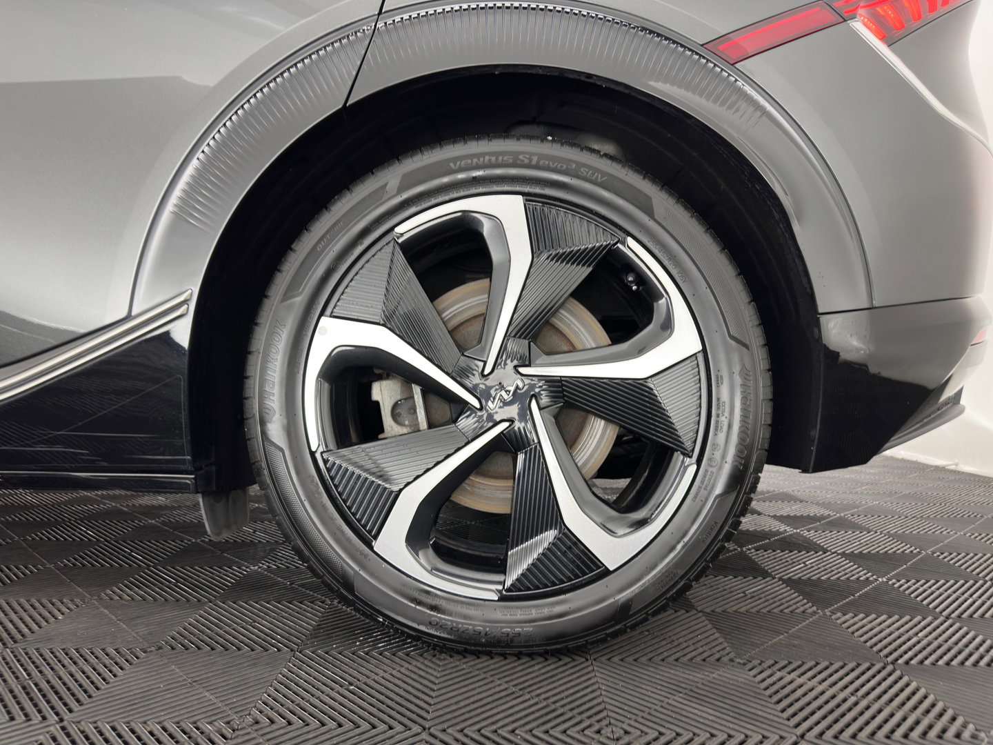 Kia Ev6 Plus Advanced 77.4 kWh [3-Fase-11kW] {SoH-93%} (INCL.BTW) Aut. *PANO | LEATHER | ADAPTIVE-CRUISE | DIGI-COCKPIT | MERIDIAN-AUDIO | MEMORY-PACK | FULL-LED | KEYLESS | CAMERA | DAB | BLIND-SPOT | NAVI-FULLMAP | PRIVACY-GLASS | AMBIENT-L