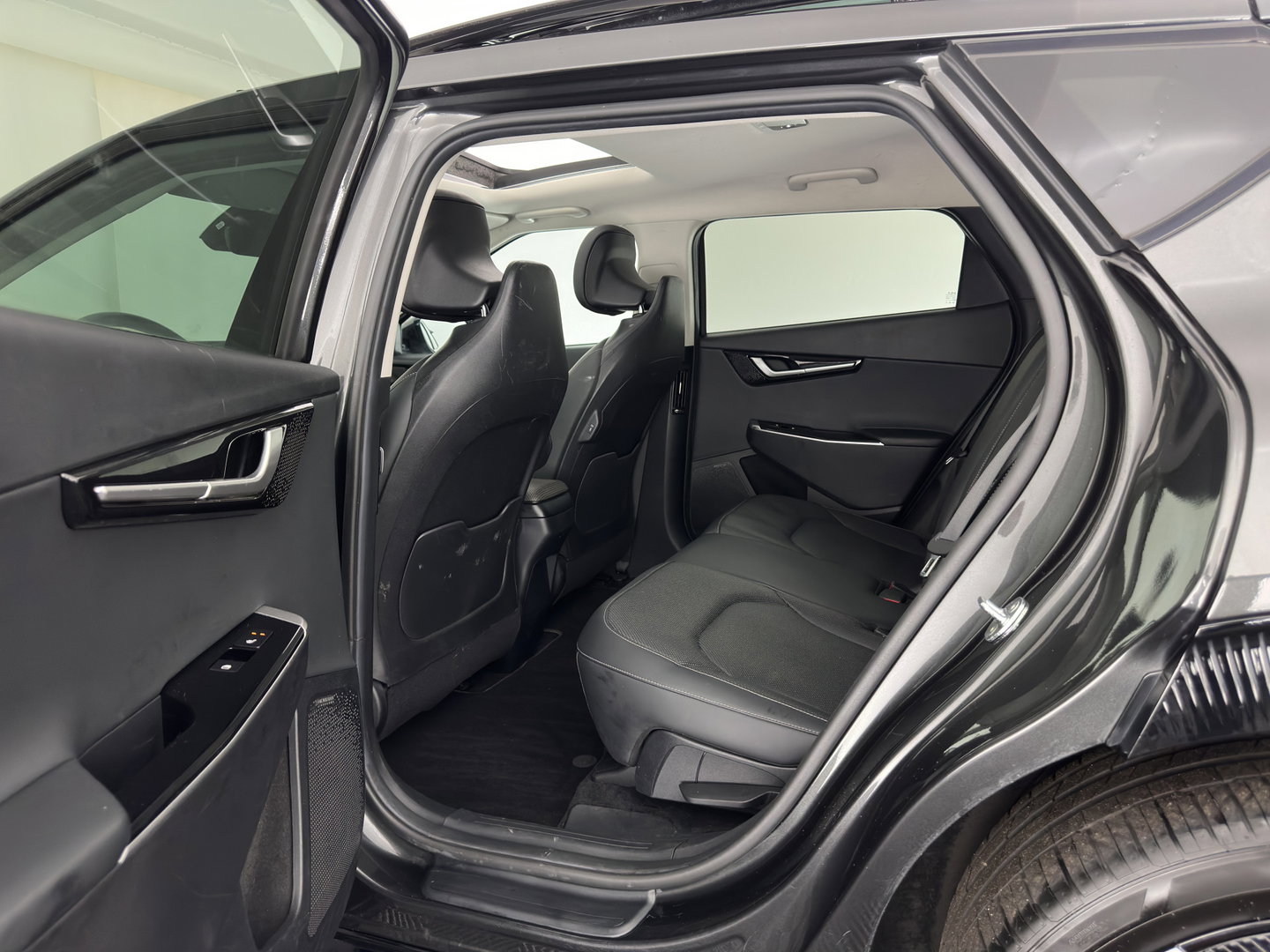 Kia Ev6 Plus Advanced 77.4 kWh [3-Fase-11kW] {SoH-93%} (INCL.BTW) Aut. *PANO | LEATHER | ADAPTIVE-CRUISE | DIGI-COCKPIT | MERIDIAN-AUDIO | MEMORY-PACK | FULL-LED | KEYLESS | CAMERA | DAB | BLIND-SPOT | NAVI-FULLMAP | PRIVACY-GLASS | AMBIENT-L