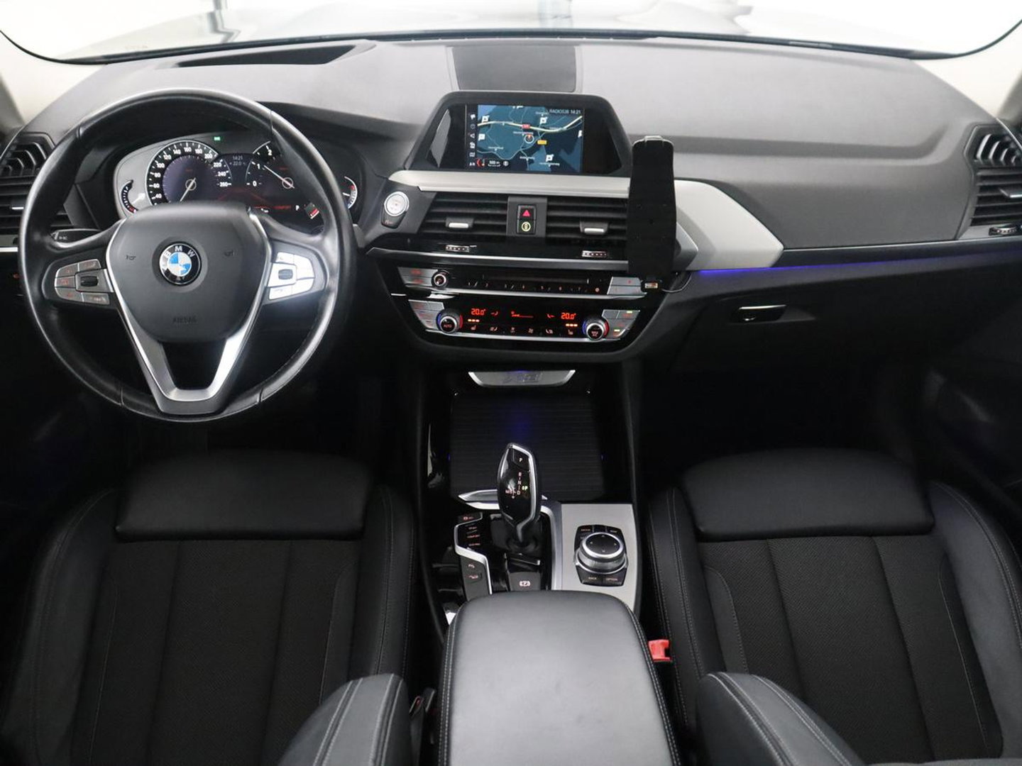 BMW X3 xDrive20i | Trekhaak | Panoramadak | Adaptive cruise | Half Leder | Head-up | Camera | Sfeerverlichting | Climate control | Stoelverwarming | Full LED |