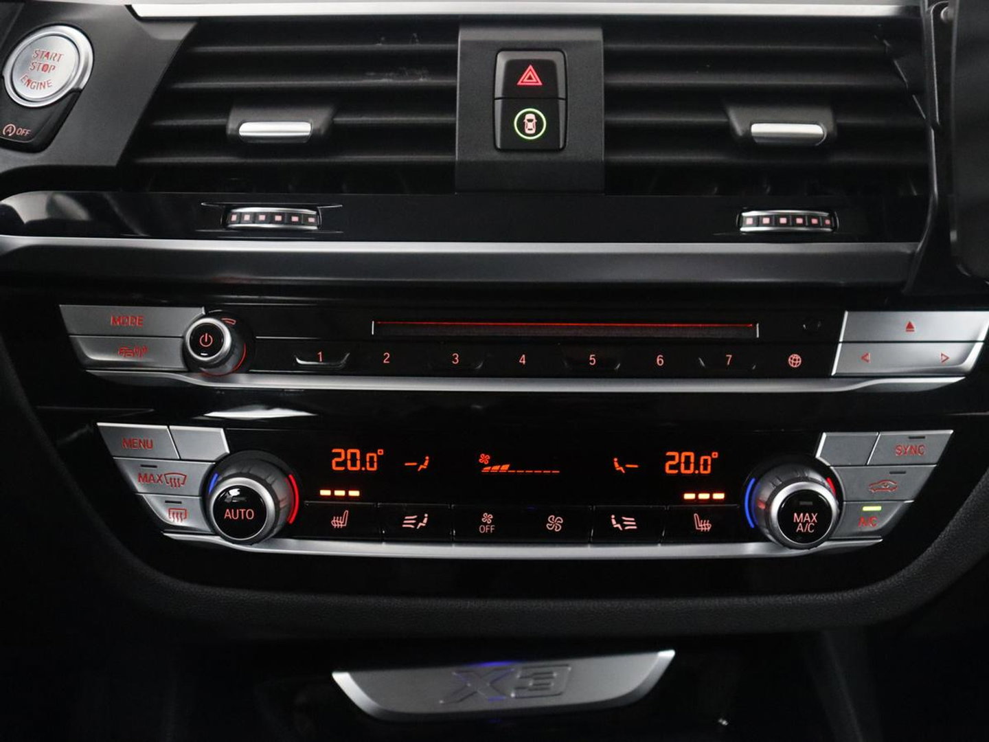 BMW X3 xDrive20i | Trekhaak | Panoramadak | Adaptive cruise | Half Leder | Head-up | Camera | Sfeerverlichting | Climate control | Stoelverwarming | Full LED |