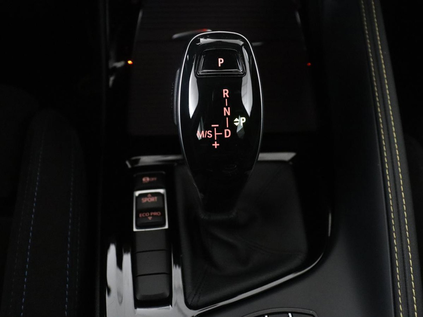 BMW X2 sDrive20i High Executive M-sport | Sportstoelen | Alcantara | Climate control | Full LED | Stoelverwarming | Cruise control | Park assist | Sfeerverlichting | 19'' |