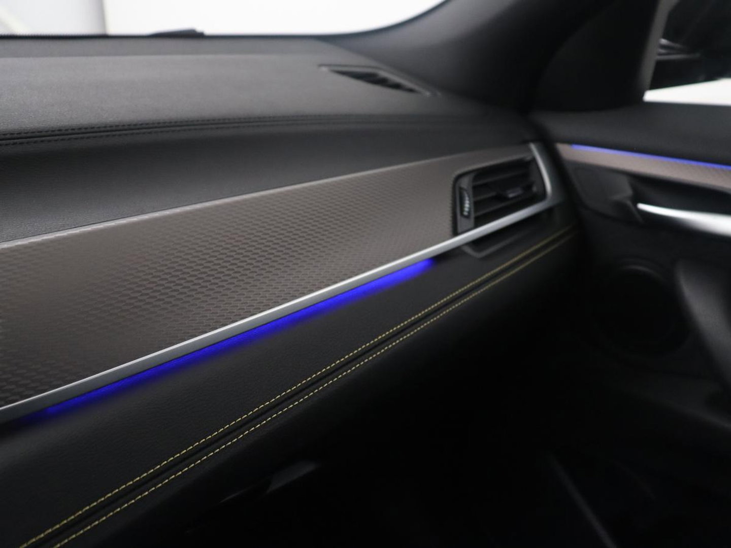 BMW X2 sDrive20i High Executive M-sport | Sportstoelen | Alcantara | Climate control | Full LED | Stoelverwarming | Cruise control | Park assist | Sfeerverlichting | 19'' |
