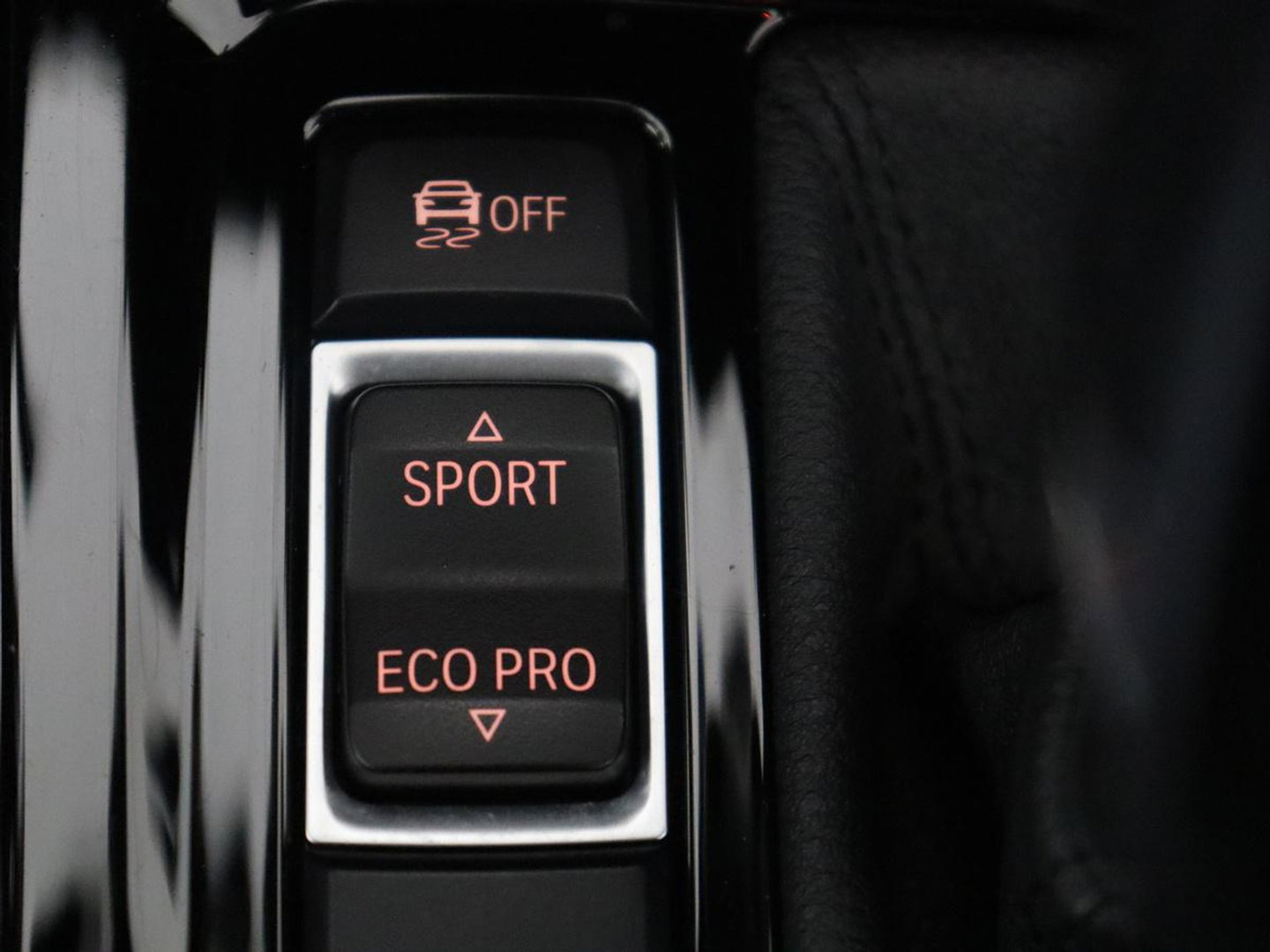 BMW X2 sDrive20i High Executive M-sport | Sportstoelen | Alcantara | Climate control | Full LED | Stoelverwarming | Cruise control | Park assist | Sfeerverlichting | 19'' |