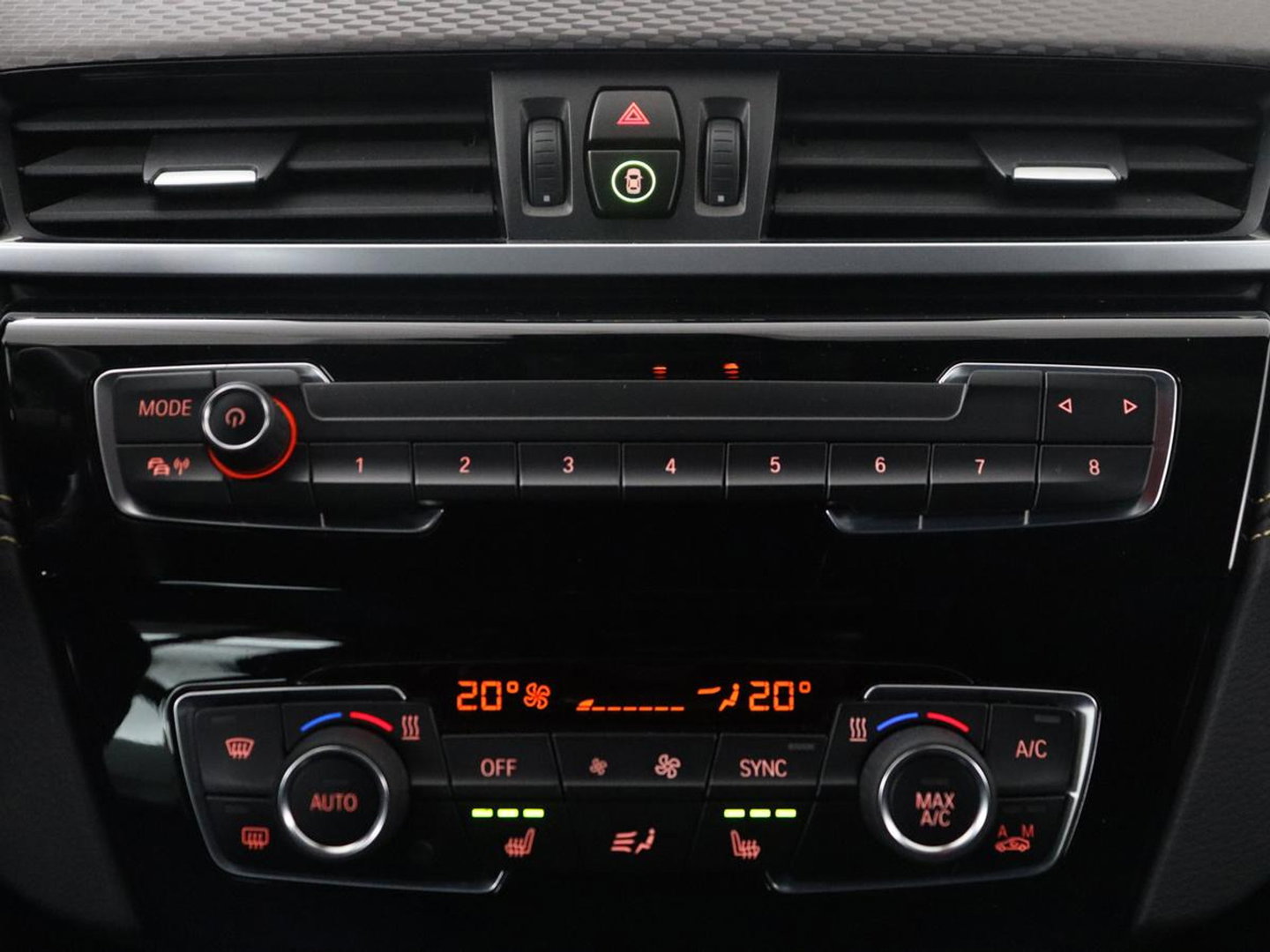 BMW X2 sDrive20i High Executive M-sport | Sportstoelen | Alcantara | Climate control | Full LED | Stoelverwarming | Cruise control | Park assist | Sfeerverlichting | 19'' |
