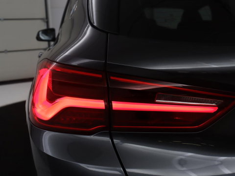 BMW X2 sDrive20i High Executive M-sport | Sportstoelen | Alcantara | Climate control | Full LED | Stoelverwarming | Cruise control | Park assist | Sfeerverlichting | 19'' |