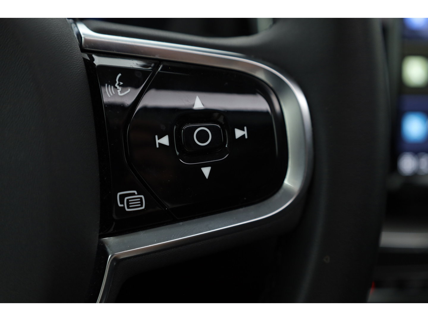 Volvo XC60 2.0 T6 Plug-in hybrid AWD Plus Dark | Trekhaak | 360 camera | Adap. Cruise | Dode hoek |Stoel + stuurverw. | Harman/ Kardon Audio