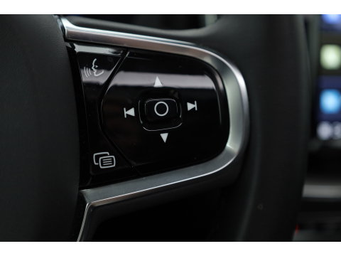 Volvo XC60 2.0 T6 Plug-in hybrid AWD Plus Dark | Trekhaak | 360 camera | Adap. Cruise | Dode hoek |Stoel + stuurverw. | Harman/ Kardon Audio
